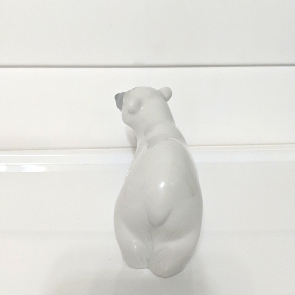 Lladro ATTENTIVE POLAR BEAR - Picture 2 of 5